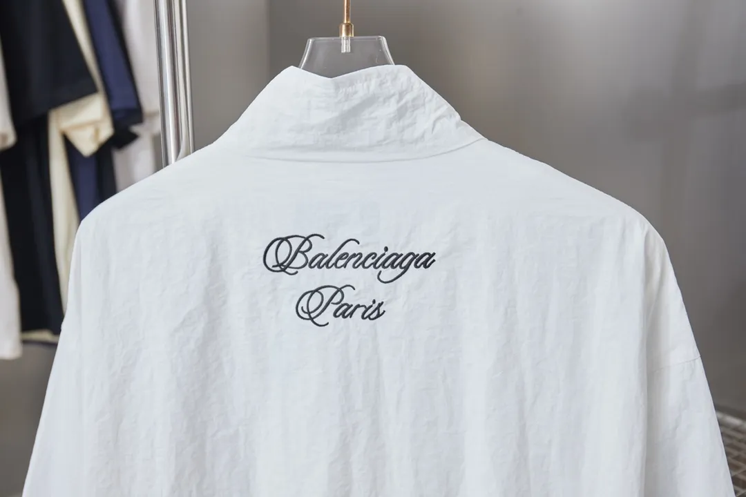 Balenciaga 𝘽𝘼𝙇𝙀𝙉𝘾𝙄𝘼𝙂𝘼 BLCG 26SS 71 cursive signature letter embroidery sports suit Light luxury A must-have item for men and women's daily commuting Correct version Welcome to compare Detailed features · Customized matt Taslan jacket fabric · The fabric has undergone a waterproof coating process · The interior is made of three-grade polyester bird's eye mesh · OS ultra-loose silhouette design · Side zipper pockets Small stand-up collar design · Internal zipper pocket design · Elastic waistband design at the hem · Customized molded hardware zipper Jacket double puller design · Tajima high-speed embroidery machine with 100,000-needle three-dimensional design · Double side pockets on trousers · Original main mark and washed tag brand packaging Color: Black/White Size: 46/48/50/52
